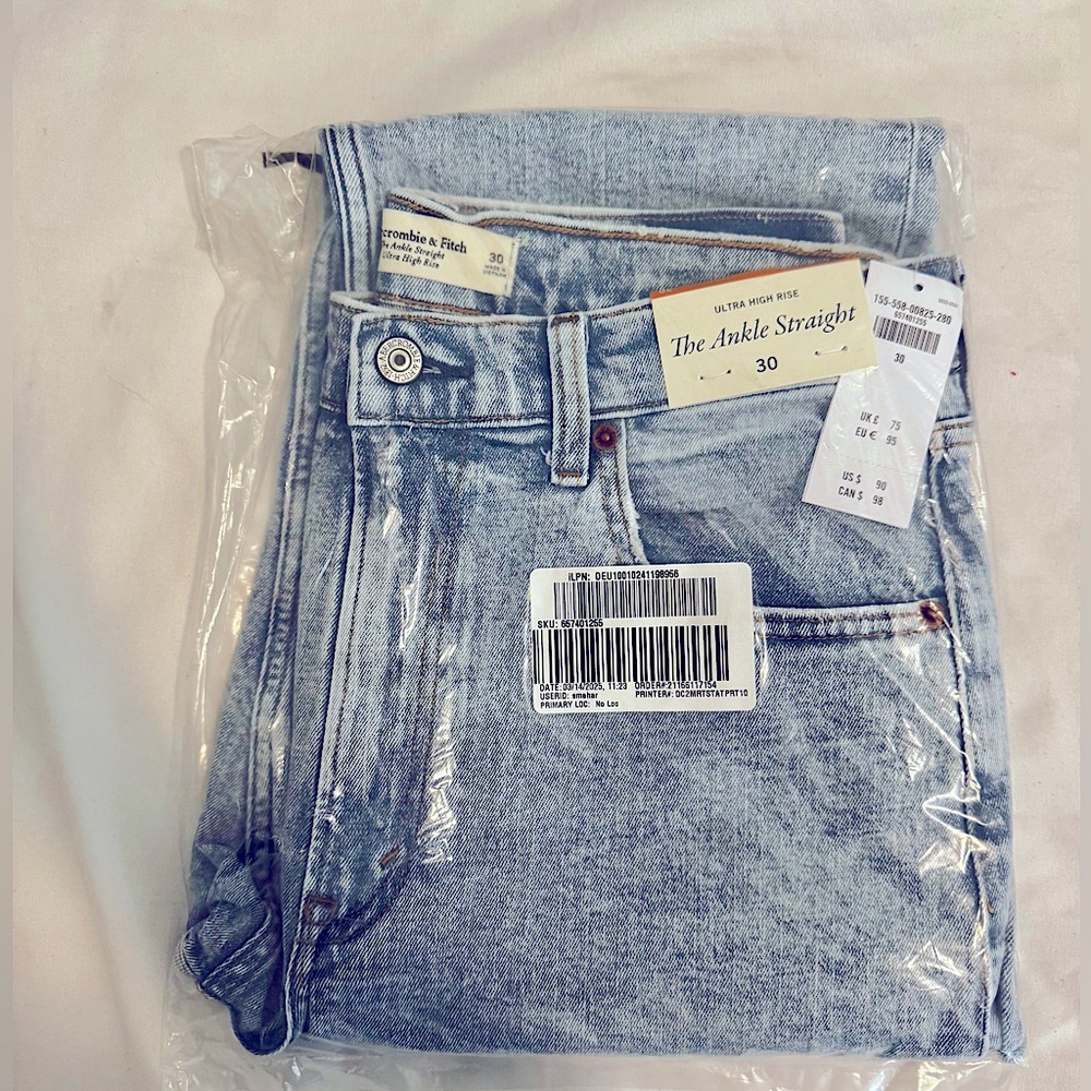 Abercrombie & Fitch Ultra High Rise “The Ankle Straight” Women’s Jeans- NWT